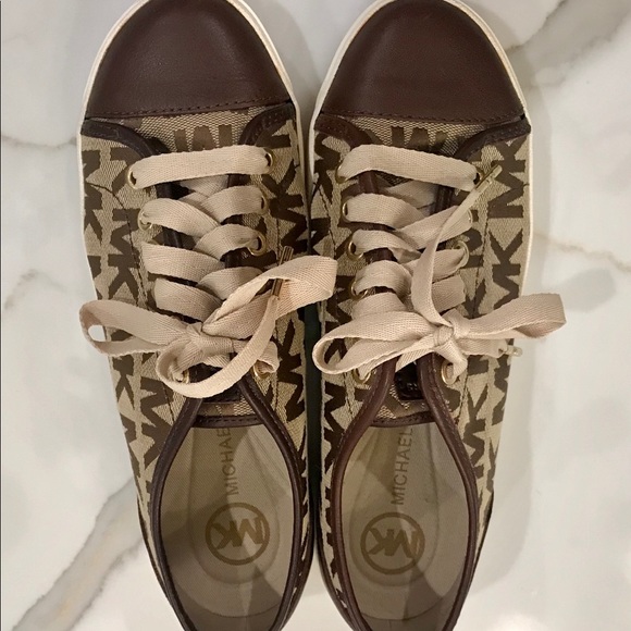 Michael Kors Logo City Sneaker - Picture 6 of 8